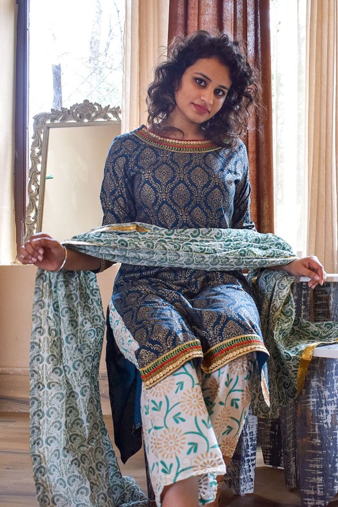 Straight Kurta Paired With Pants And Dupatta - Image 3